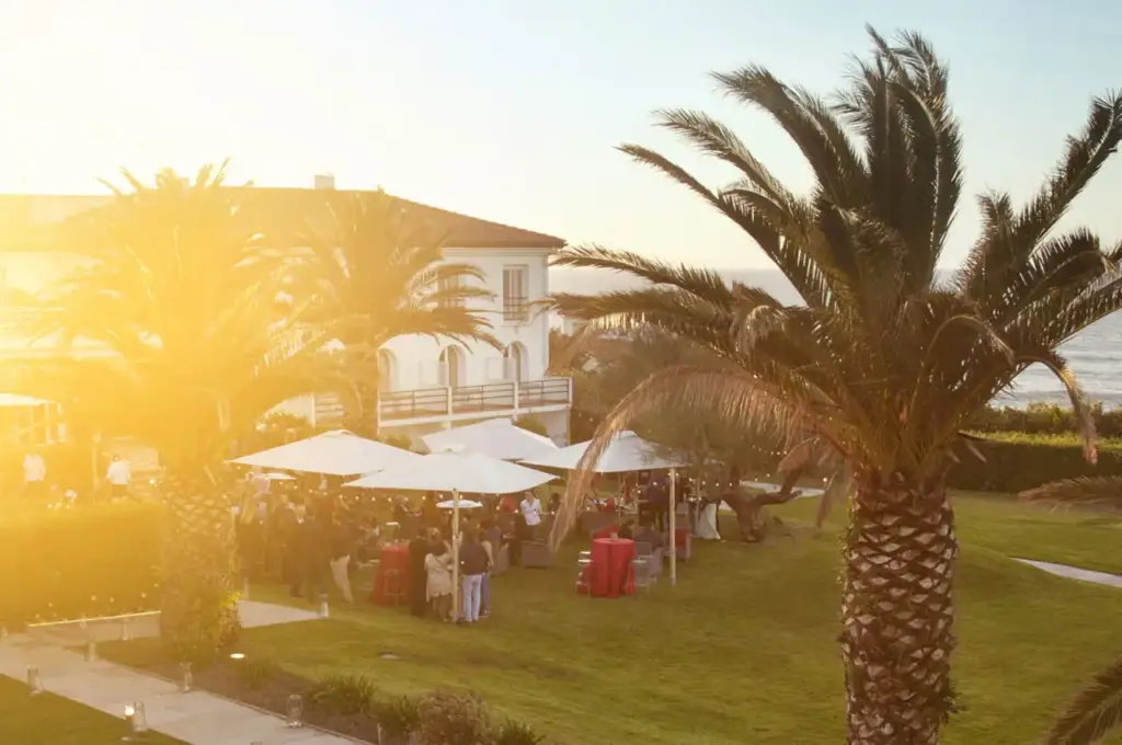 Hôtel et jardin de La Réserve à Saint-Jean-de-Luz aménagés pour une réception face à l’océan