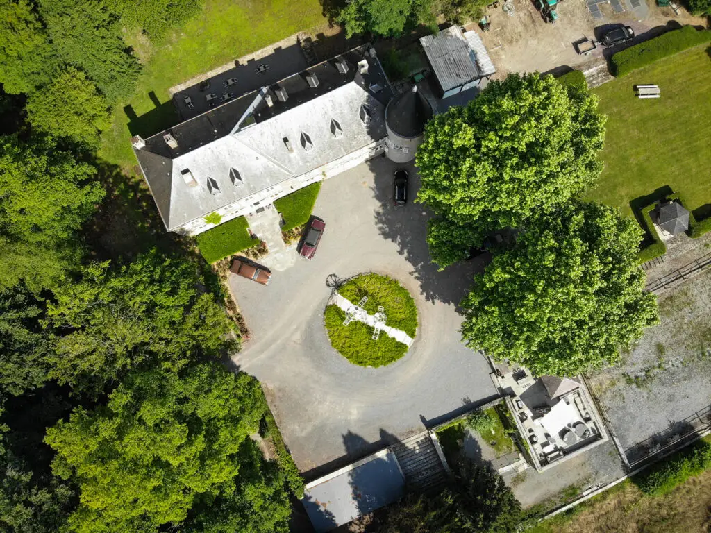 Vue aérienne du Château de l’Aviette et de ses jardins à Rancennes