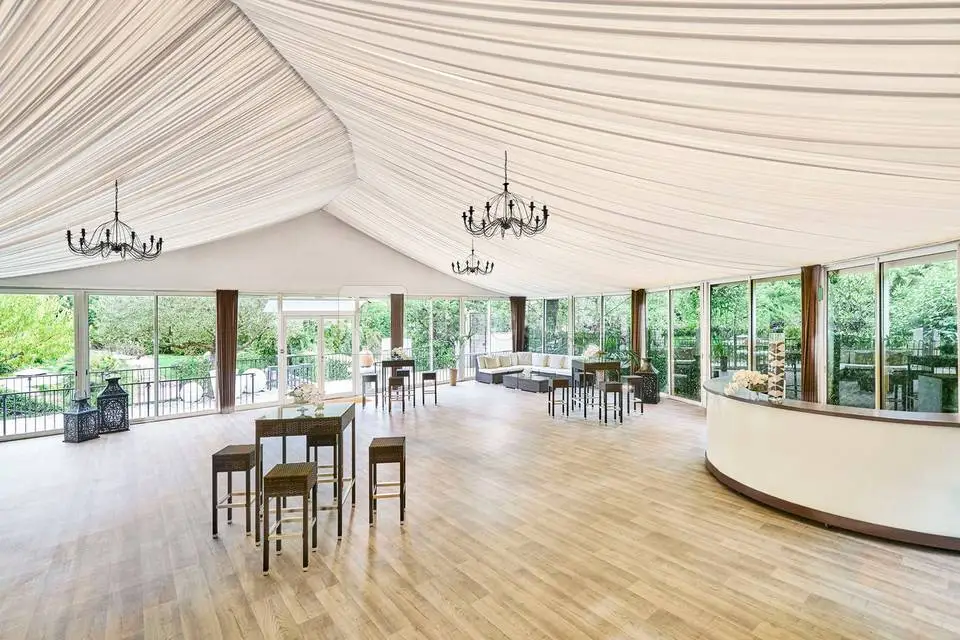 Espace de réception couvert du Park Mougins avec vue sur les jardins