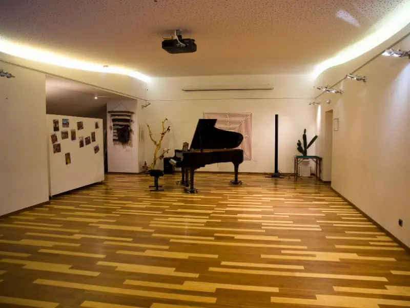 Salle La Fucina du Domaine Le Trouillet avec piano à queue