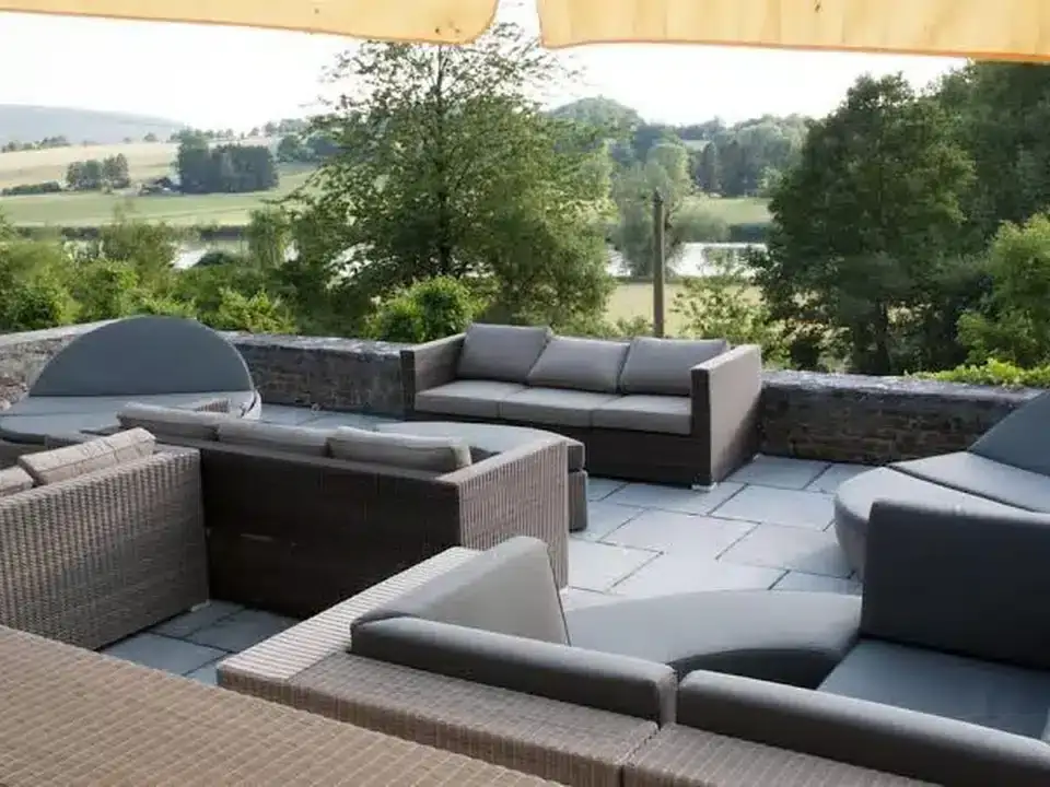 Terrasse du Château de l’Aviette avec vue sur la Meuse