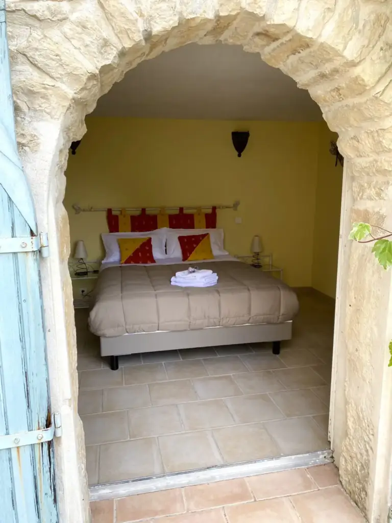 Chambre sous une voûte en pierre au Mas de Ponge
