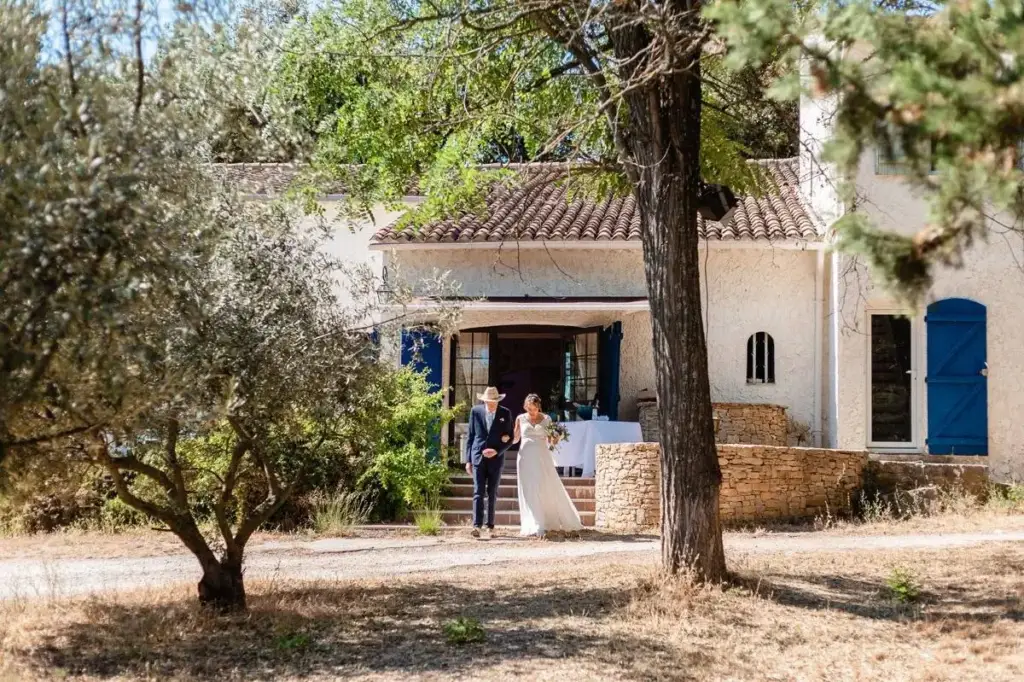 Mariage dans le parc du Domaine des Danjean, devant la bastide aux volets bleus