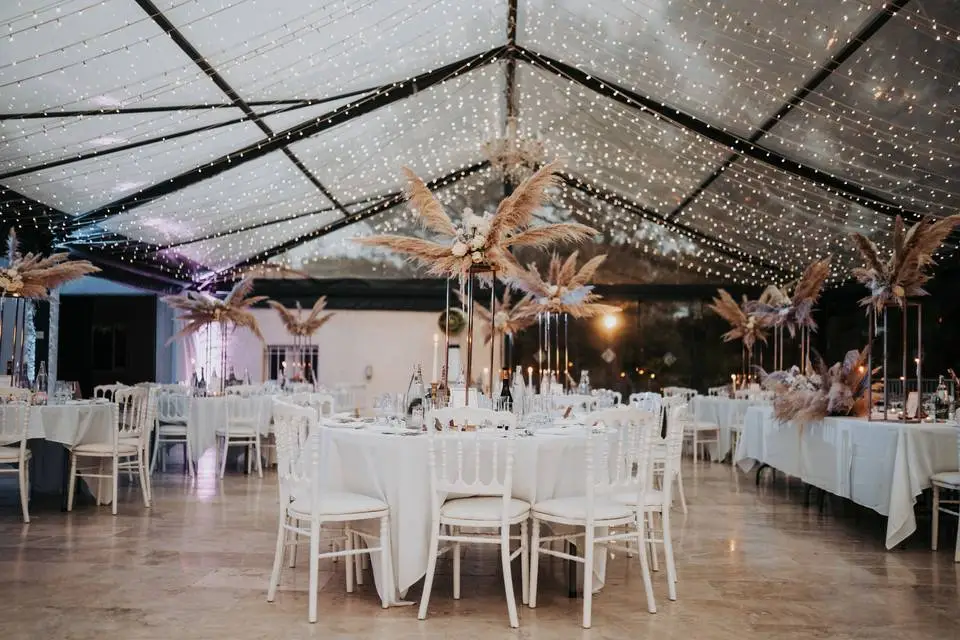 Tables de mariage dressées sous la verrière lumineuse du Domaine du Castellet