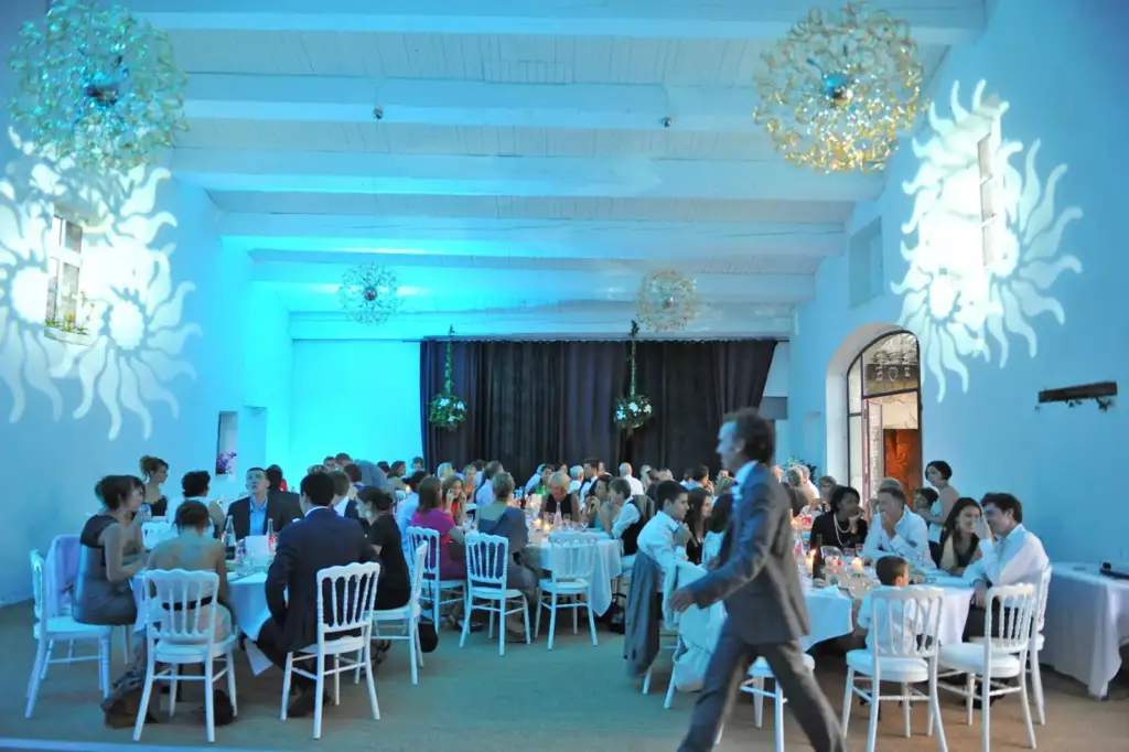 Salle du Château du Besset aménagée pour un dîner de mariage