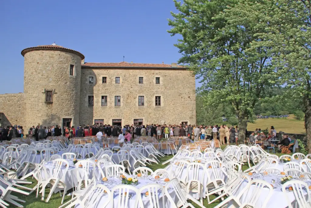 Réception de mariage devant le Château du Besset en Ardèche