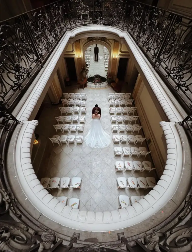 Hall du Château Burrus aménagé pour une cérémonie, photographié depuis la galerie