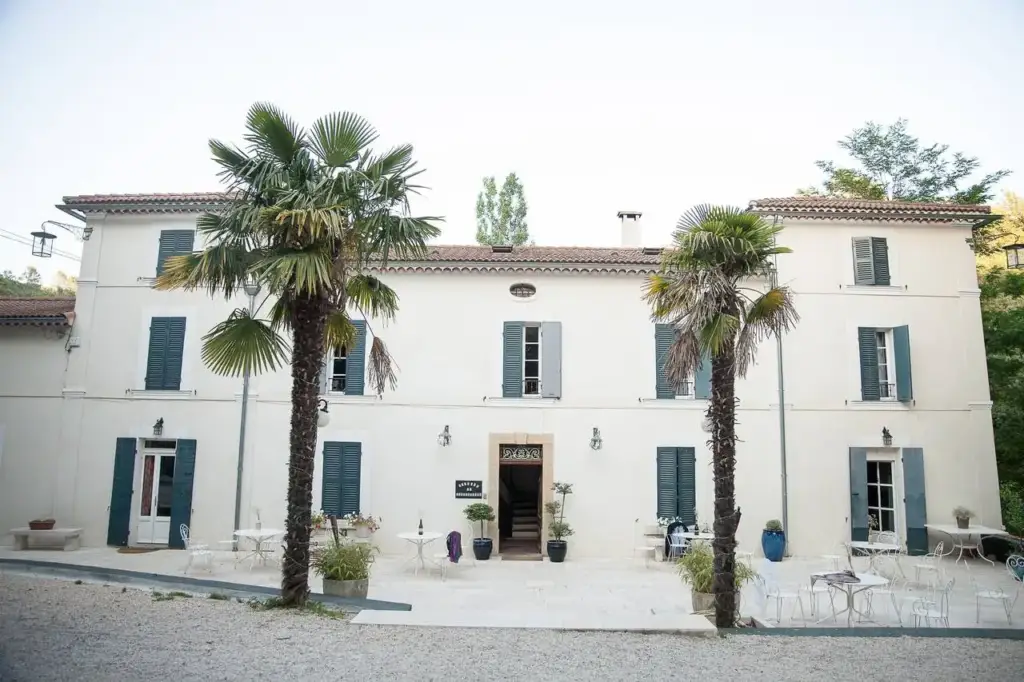 Façade de La Demeure de Cancerilles à Signes, avec sa terrasse et ses palmiers