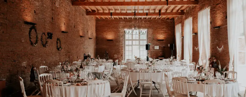 Tables de mariage dressées dans l'Orangerie du Domaine de Rochemontès