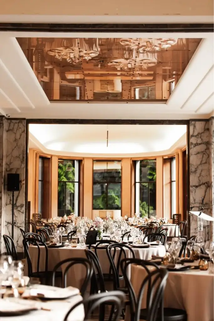 Tables dressées pour une réception dans un salon de la Villa Empain