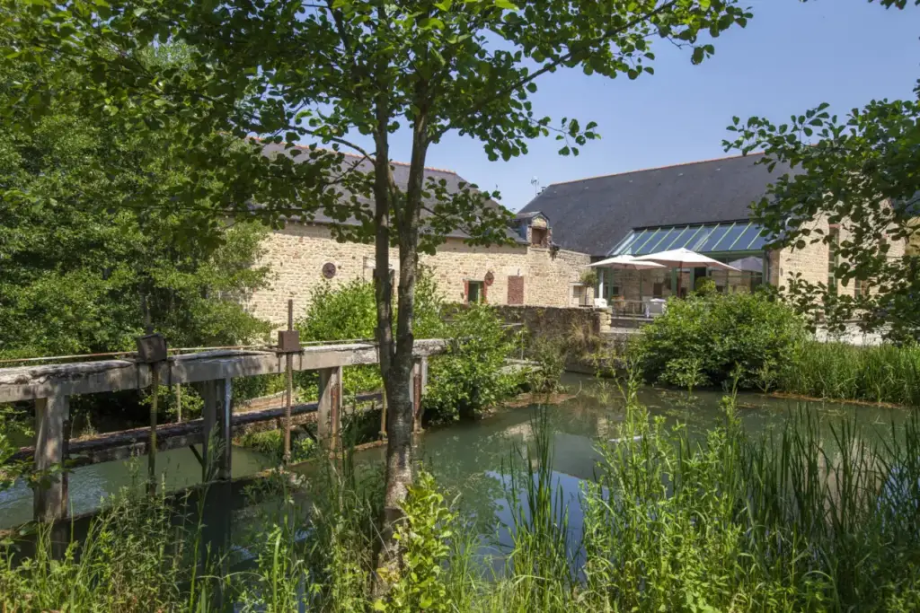 Bâtiments en pierre et rivière du Moulin de Grésil à Yoncq