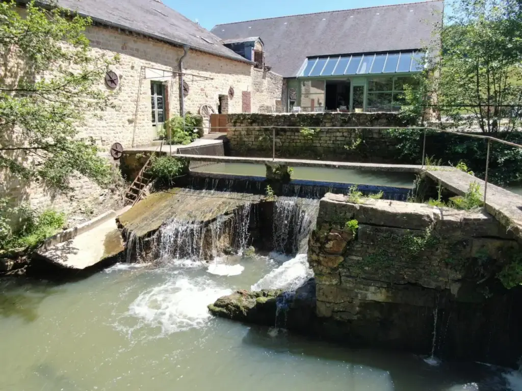 Cascade et terrasse au bord de l’eau au Moulin de Grésil
