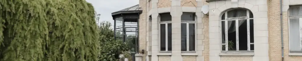 Verrière et façade de la Villa Santina côté jardin
