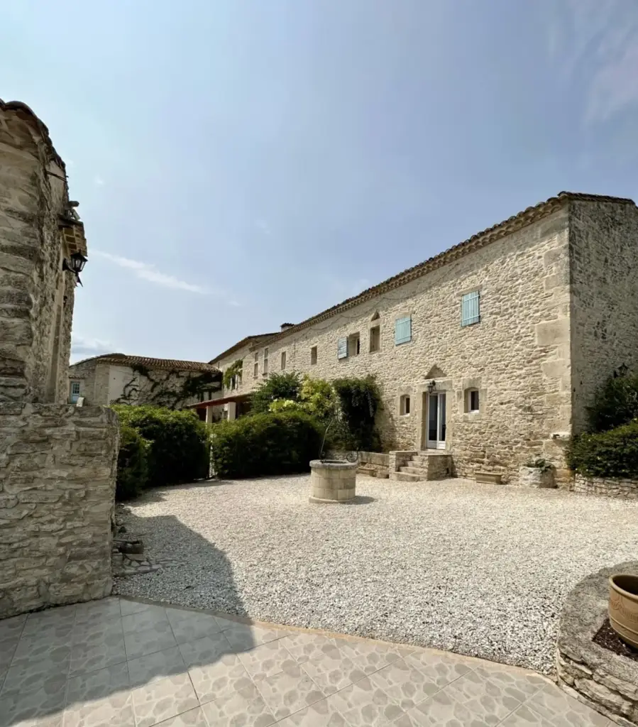 Cour et bâtiment en pierre du Mas de Ponge à Nîmes