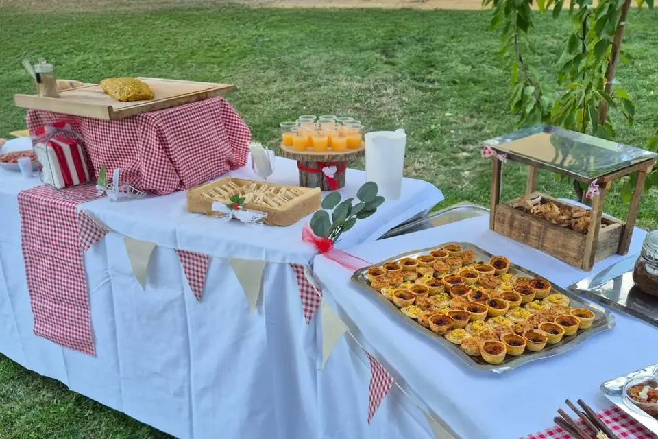 Buffet cocktail de Cuisine et Services avec tartelettes, verrines et décoration vichy en extérieur