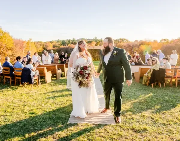 Couple de mariés durant une cérémonie de mariage