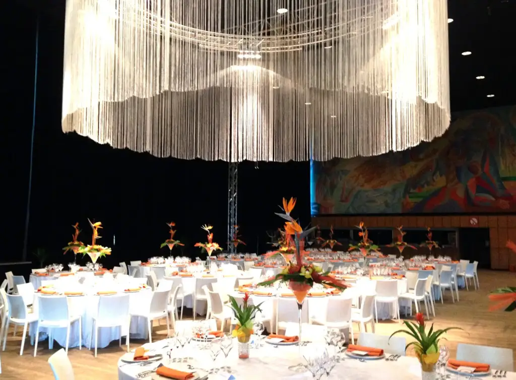 Exemple de banquet avec tables rondes dans la Salle des Fêtes du Palais des Congrès de Liège