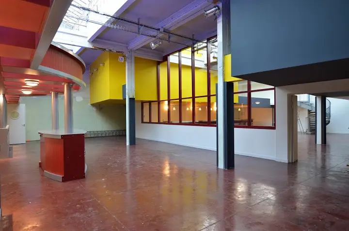 Petite halle de La Générale avec verrière et structure métallique apparente