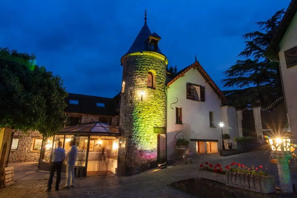 Photo réelle du Moulin de l'Étang éclairé au crépuscule, lieu de mariage à Linas