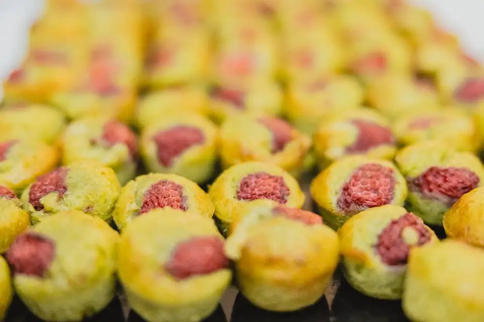 Assortiment de petites pâtisseries aux framboises présenté par Harmonie Traiteur