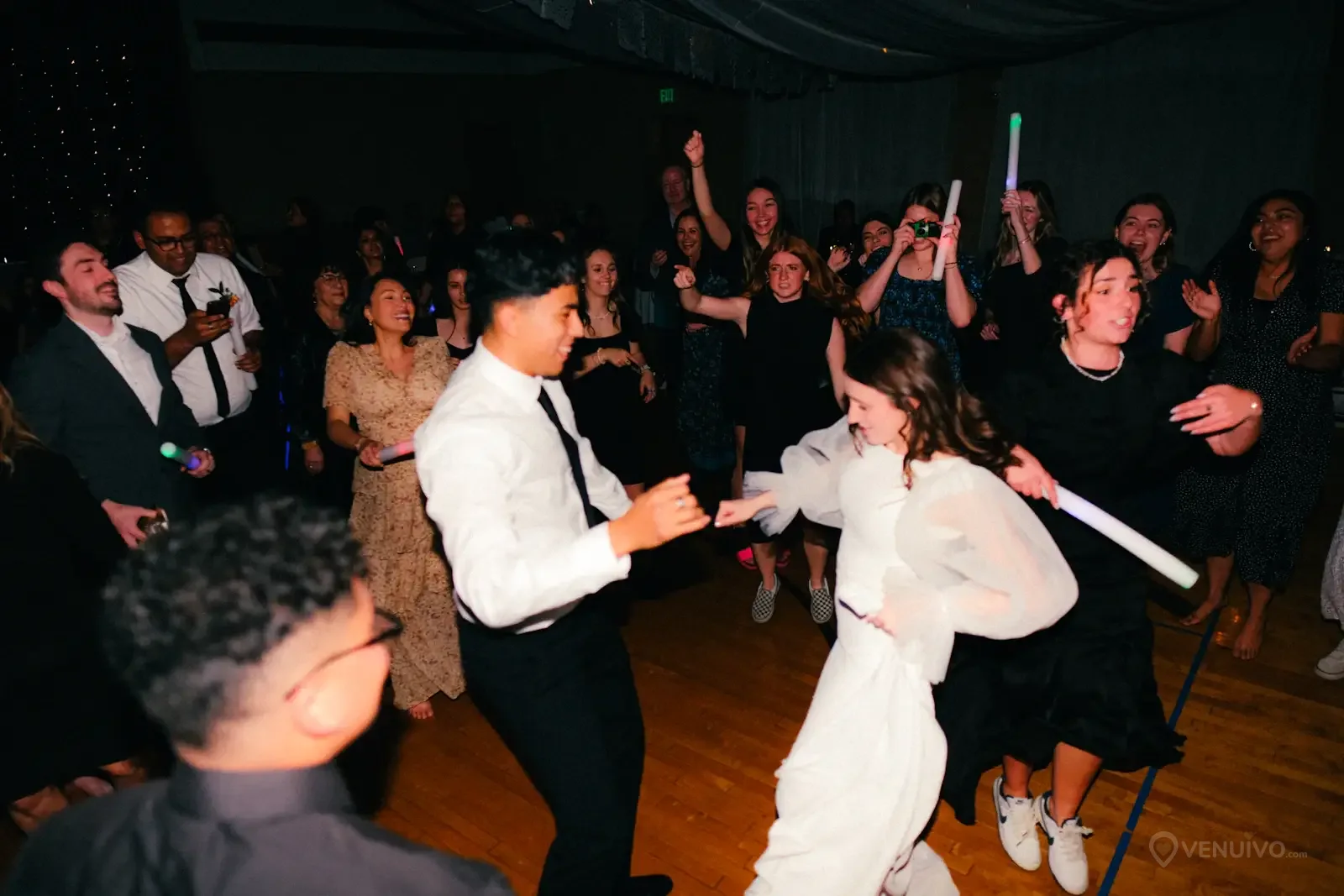 Couple dansant pendant une soirée de mariage festive