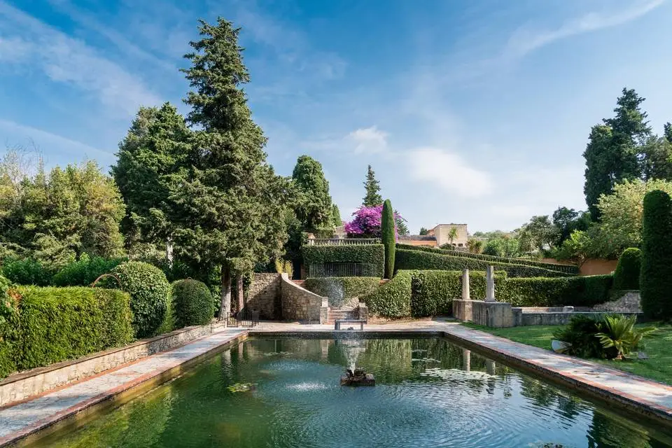 Grand bassin et jardins du Park Mougins dans les Alpes-Maritimes