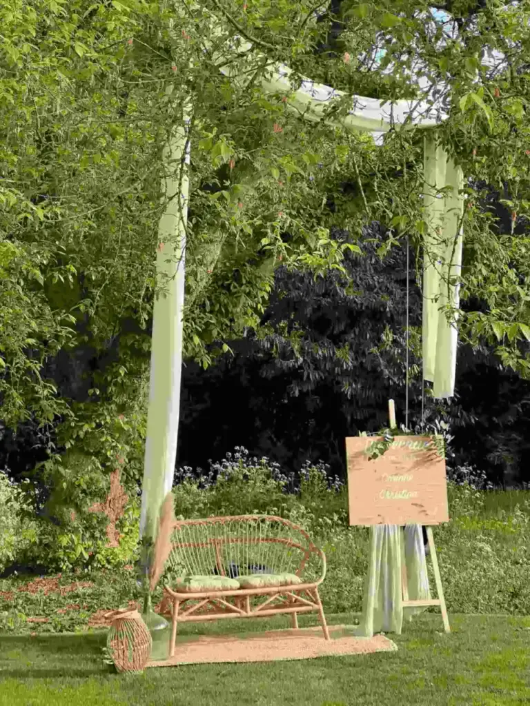Décor de cérémonie sous les arbres dans le jardin du Clos de Montherlant