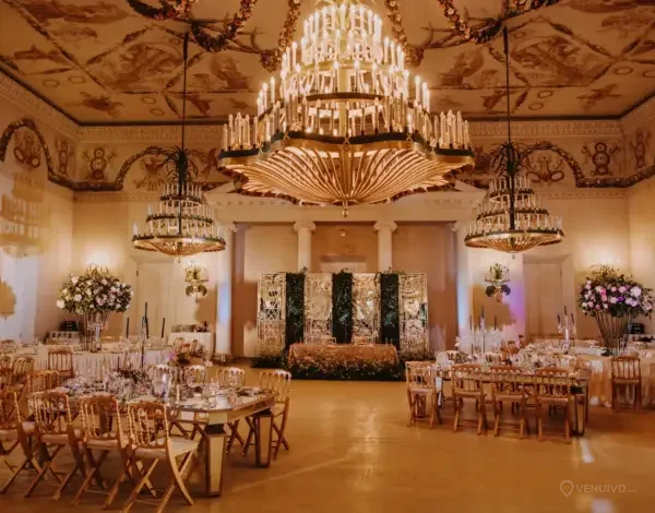Salle de mariage préparée pour les invités avec tables et décor