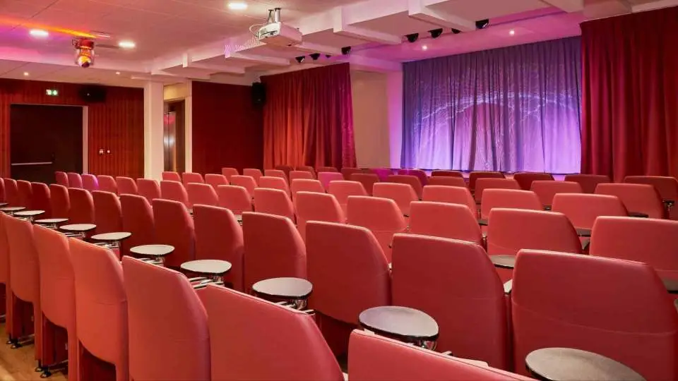 Photographie réelle de l'auditorium de la Résidence Château du Mée, salle polyvalente du lieu