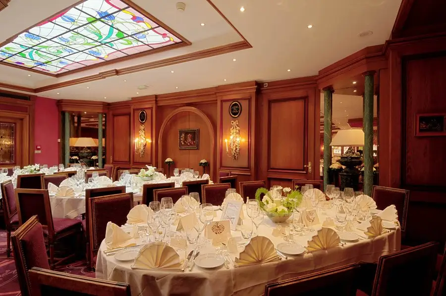 Tables de réception dans une salle de l’Hostellerie des Châteaux