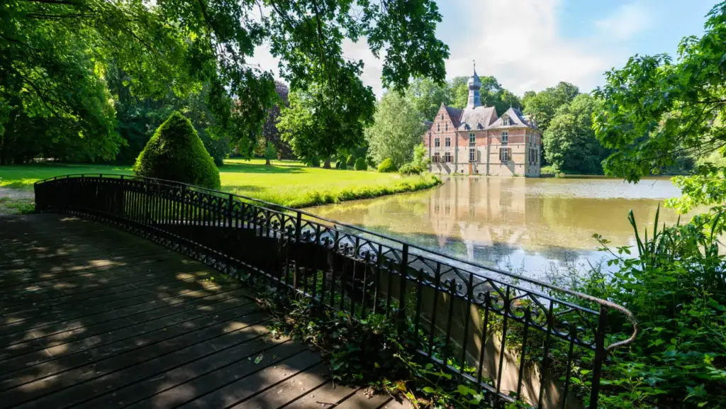 Château de Rivieren et son étang dans le parc de Ganshoren à Bruxelles