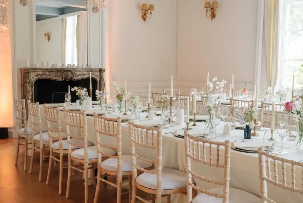 Tables de réception dressées dans un salon du Château de Rivieren