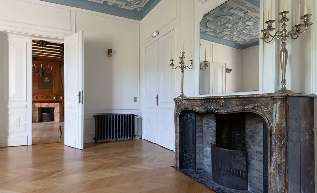 Salon historique avec cheminée et parquet au Château de Rivieren