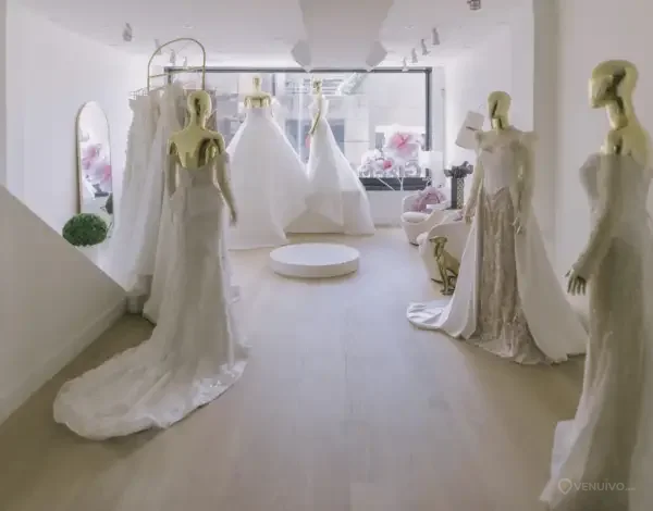 Robes de mariée blanches exposées dans une boutique lumineuse