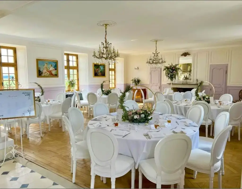 Salle du Château de Charbogne dressée pour une réception