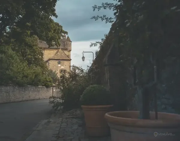Cadre de lieu de réception de mariage avec jardin et bâtisse de caractère
