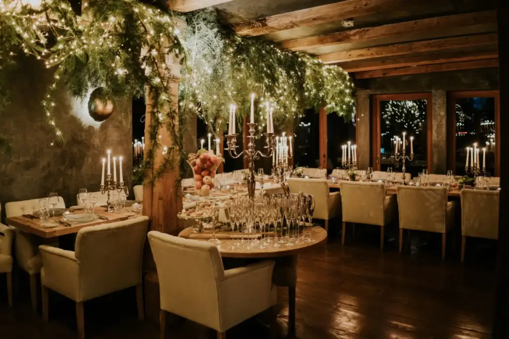 Salle de réception de Du Côté de Chez Anne avec longue table dressée et éclairage chaleureux