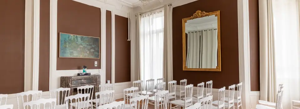 Salon de réception de la Villa Santina avec moulures et chaises blanches