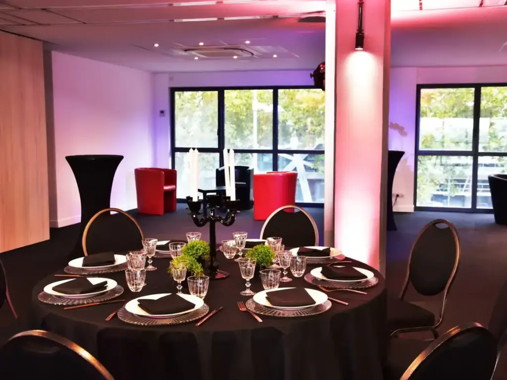 Vue sur Seine reception space with a laid table and cocktail furniture