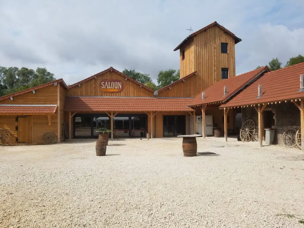 The wooden façade of the Saloon at Western City and its courtyard in Barberey-Saint-Sulpice.