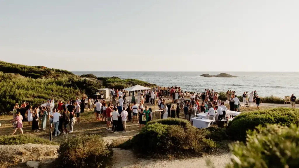 Invités réunis pour un cocktail au bord de la Méditerranée sur l’île des Embiez