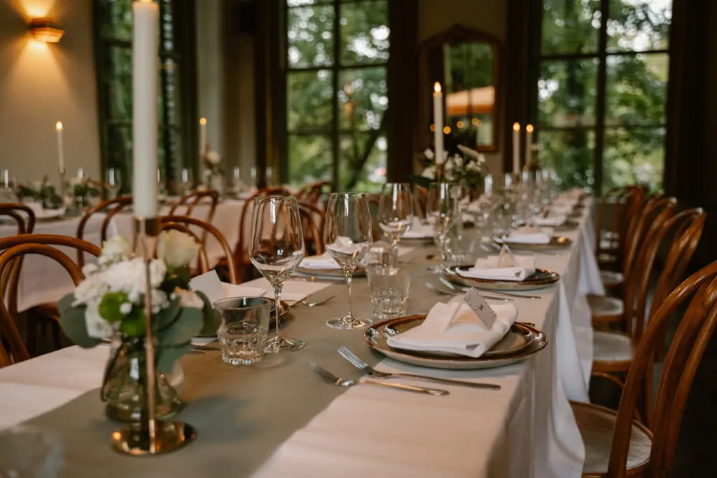 Gedekte dinertafels met bloemen en kaarsen in Dudok In Het Park