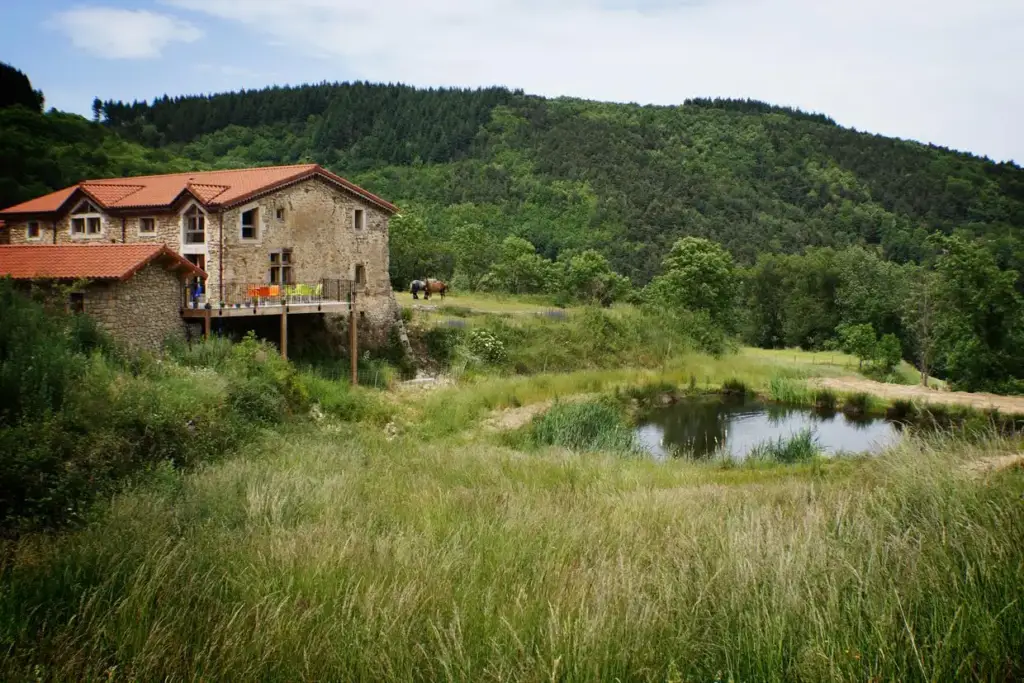 Bâtiment en pierre et paysages du Domaine Le Trouillet à Alboussière