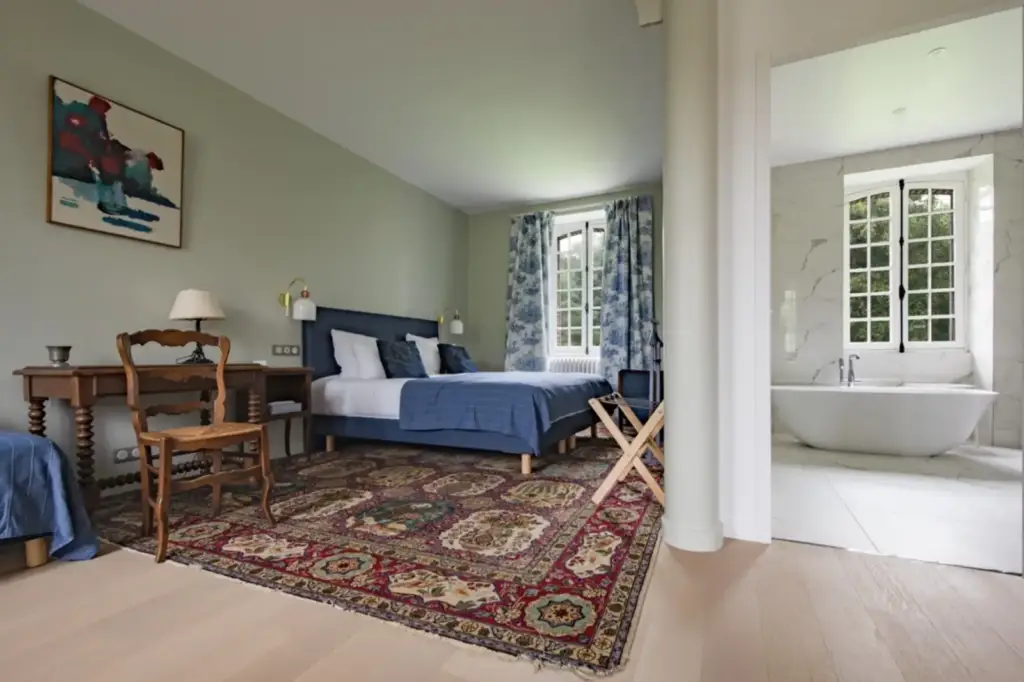 Chambre de la Suite du Parc et sa baignoire au Vieux Château