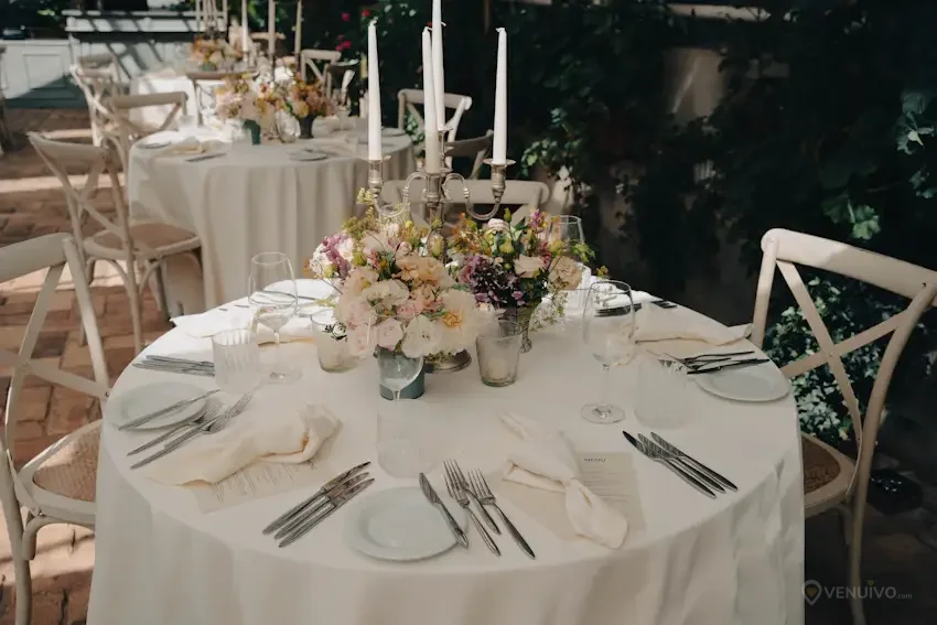 Vaisselle et décoration de table pour une réception de mariage