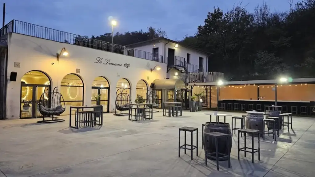 Terrasse du Domaine 1838 à Brignais illuminée pour une réception