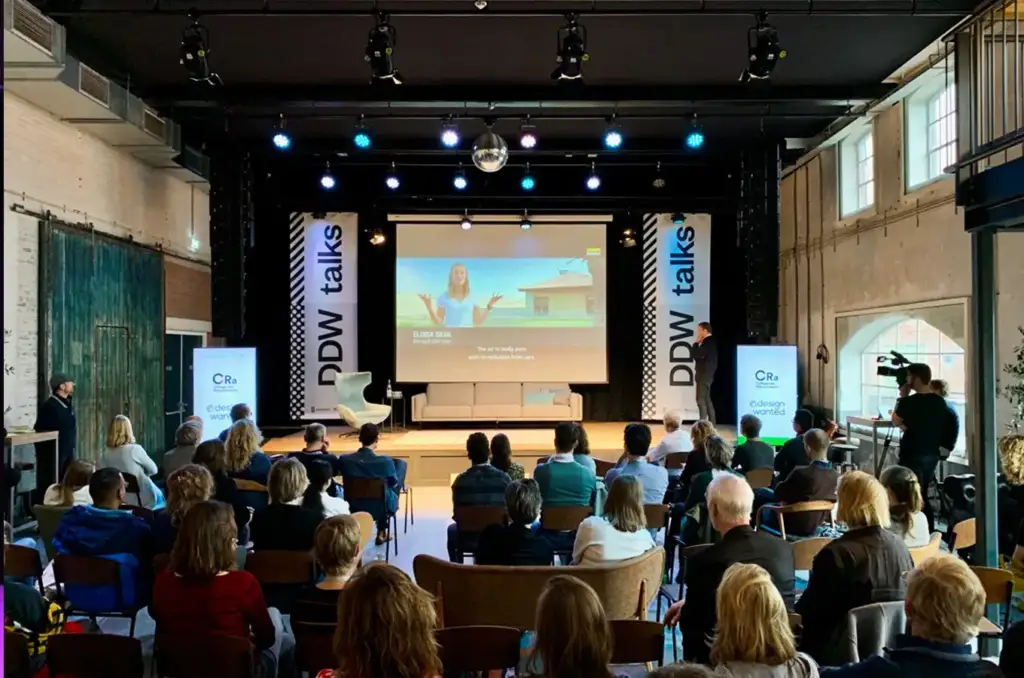 The Stage bij FIFTH NRE ingericht voor een bijeenkomst met podium
