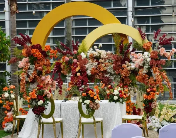 Décoration florale élégante pour une réception de mariage