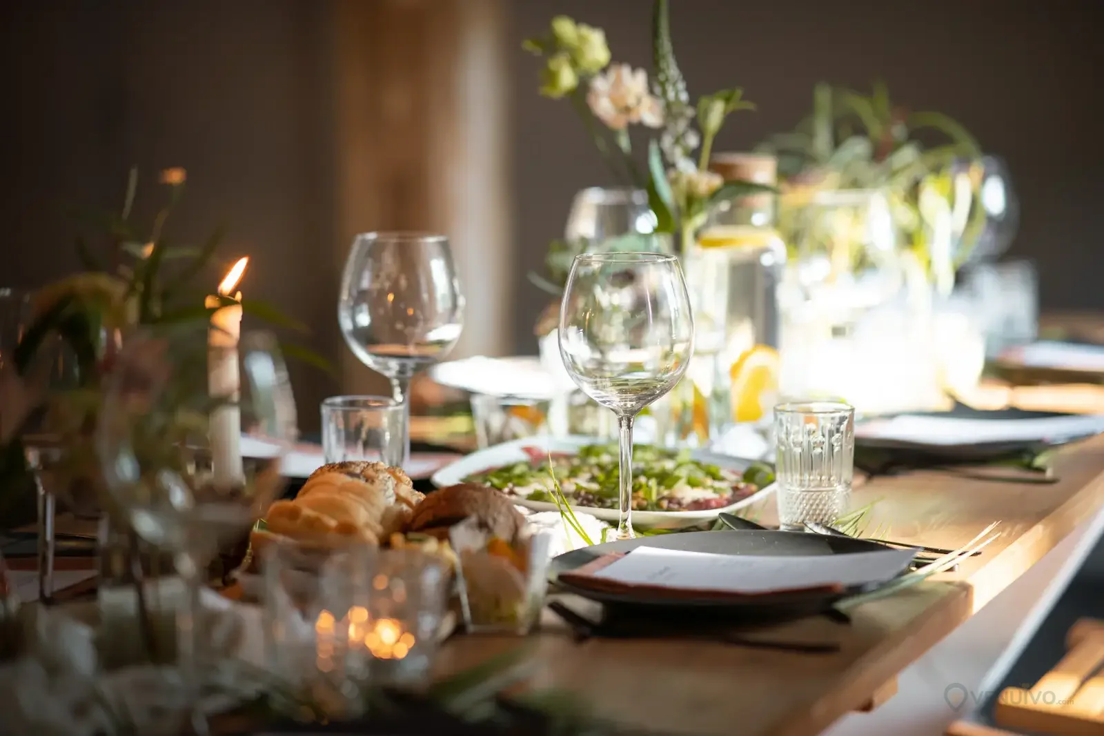 Table dressée pour un dîner de mariage avec vaisselle et verrerie élégantes