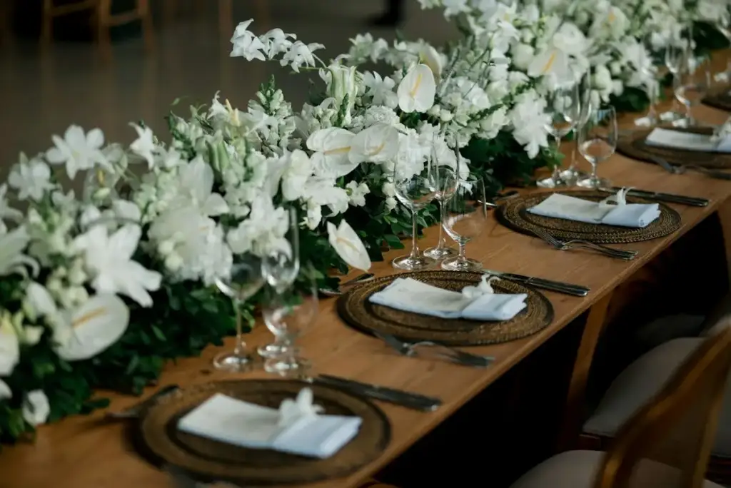 Photo d'ambiance non représentative du lieu : table de mariage décorée de fleurs blanches